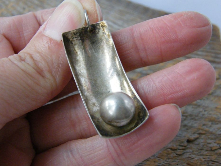 Wisiorek srebrny z kulką, wykonany ręcznie, z okresu prl