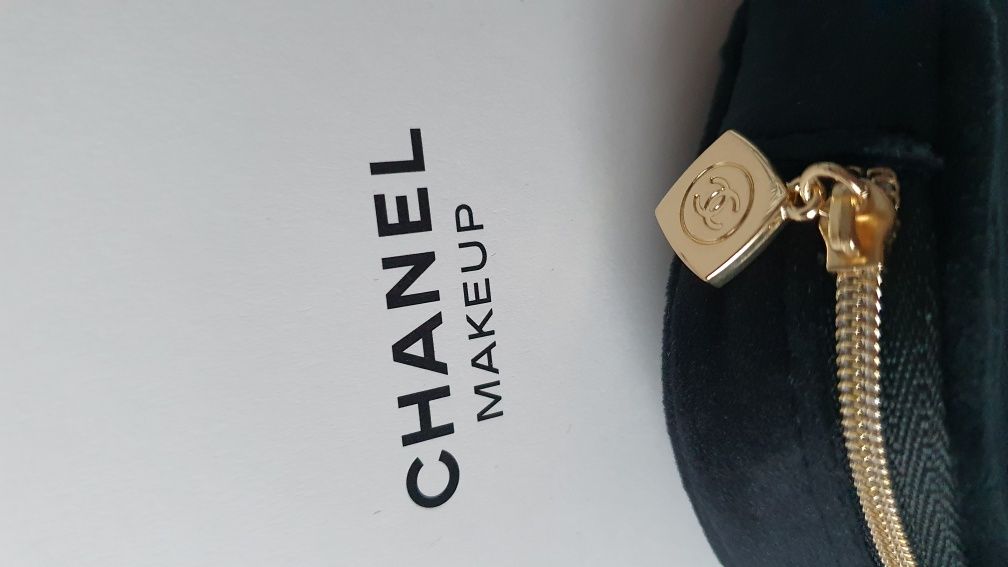 Chanel Nowa czarna kosmetyczka welur z lusterkiem