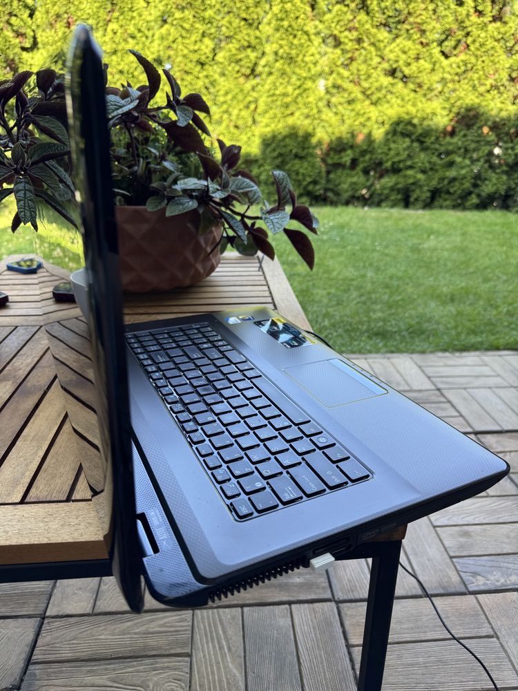 Laptop Asus  K72F-TY096V 17,3 bardzo dobru stan , sprawny!