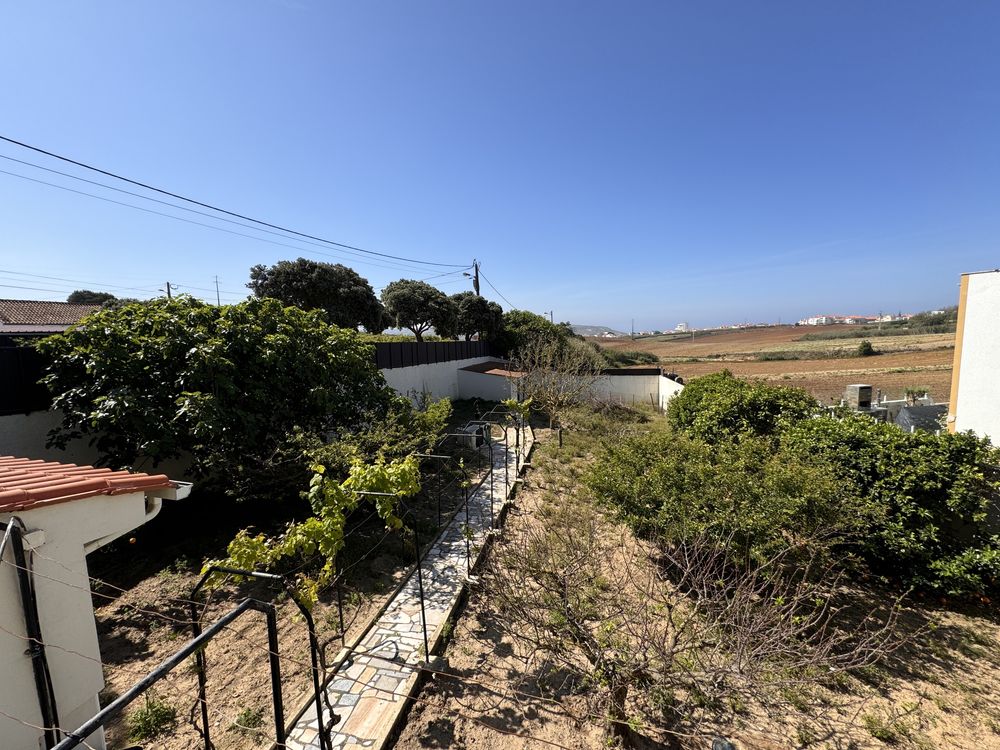 Vivenda isolada com jardim, terreno e vista mar