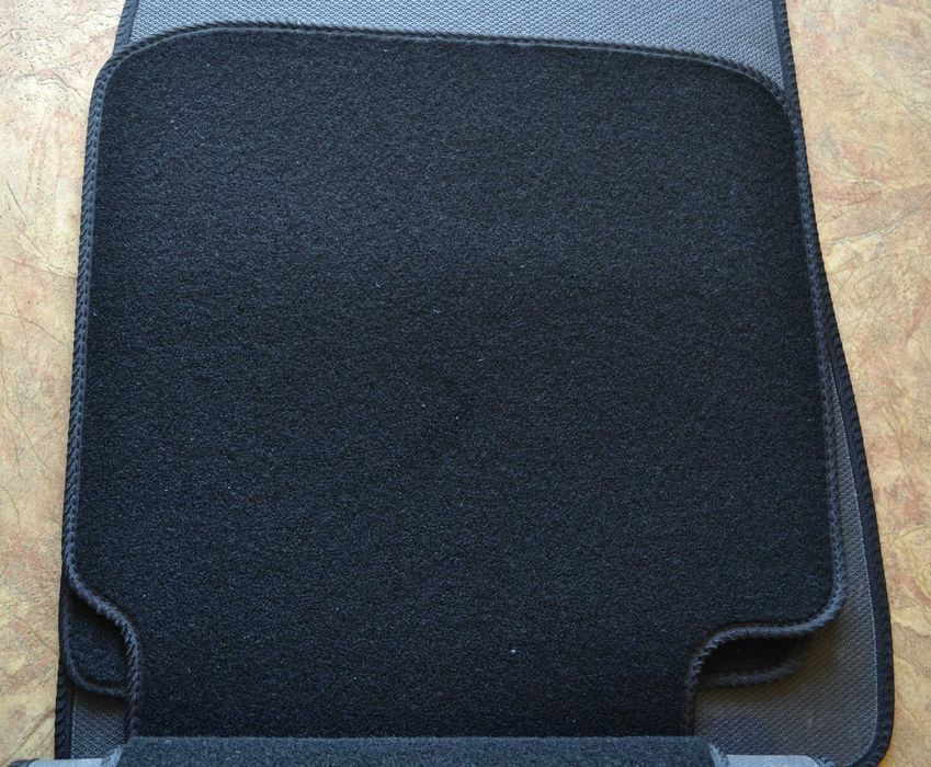 Ворсові килимки в салон Toyota Land Cruiser 100 200 300 Prado 120 150