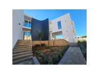 Moradia Moderna com 5 Quartos, 4 Casas de Banho, Piscina e Jardim