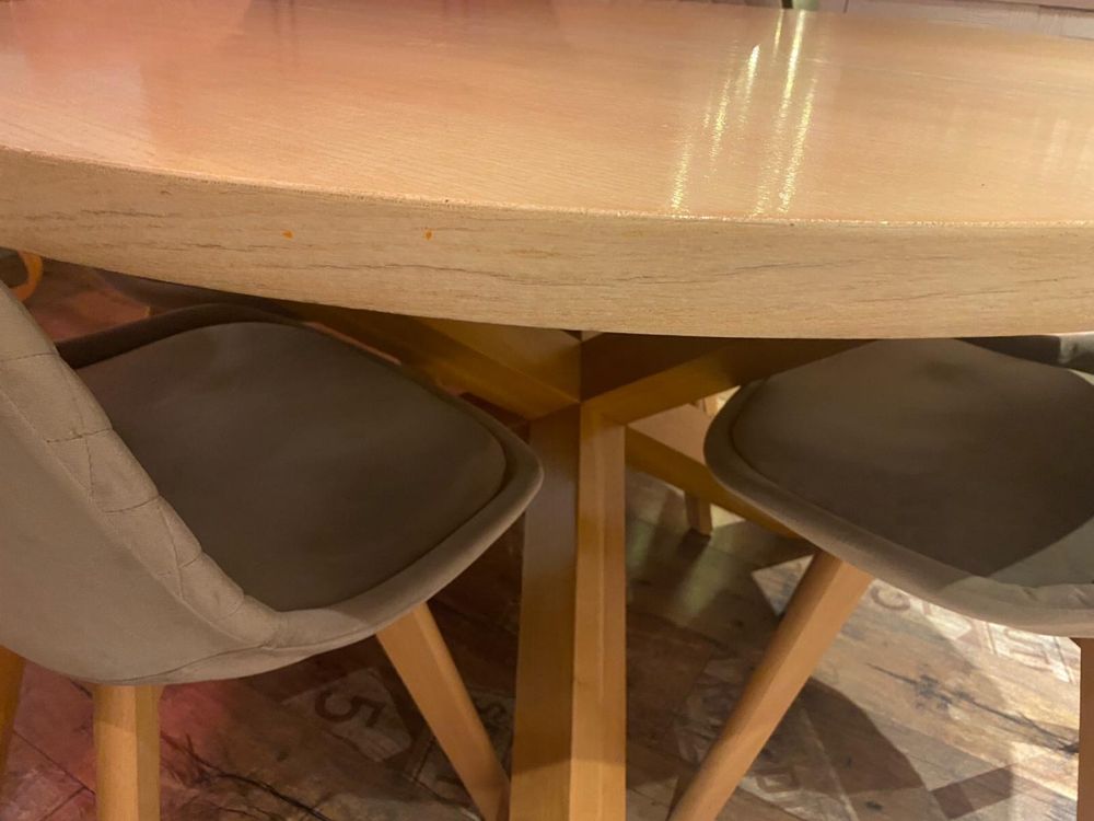 Komplet okrągły drewniany stół z krzeslami