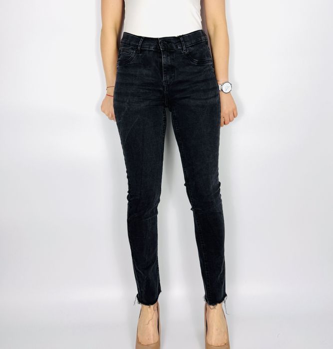 Czarne jeansy z postrzępioną nogawką L 40 Gina Tricot