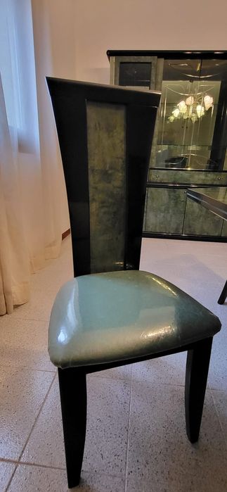 Mesa de sala com louceiro