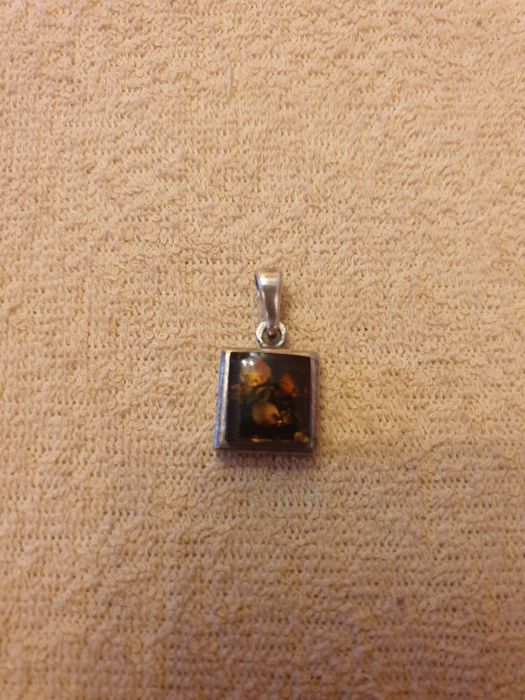 Bursztynowa zawieszka kwadrat