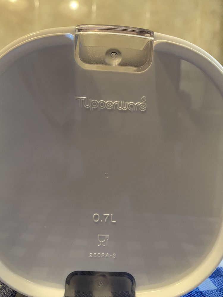 Caixas Tupperware para despensa.