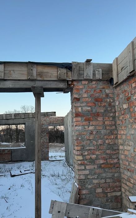 Продам дом недострой из трех каартир, участок 4 сотки. Победа -6