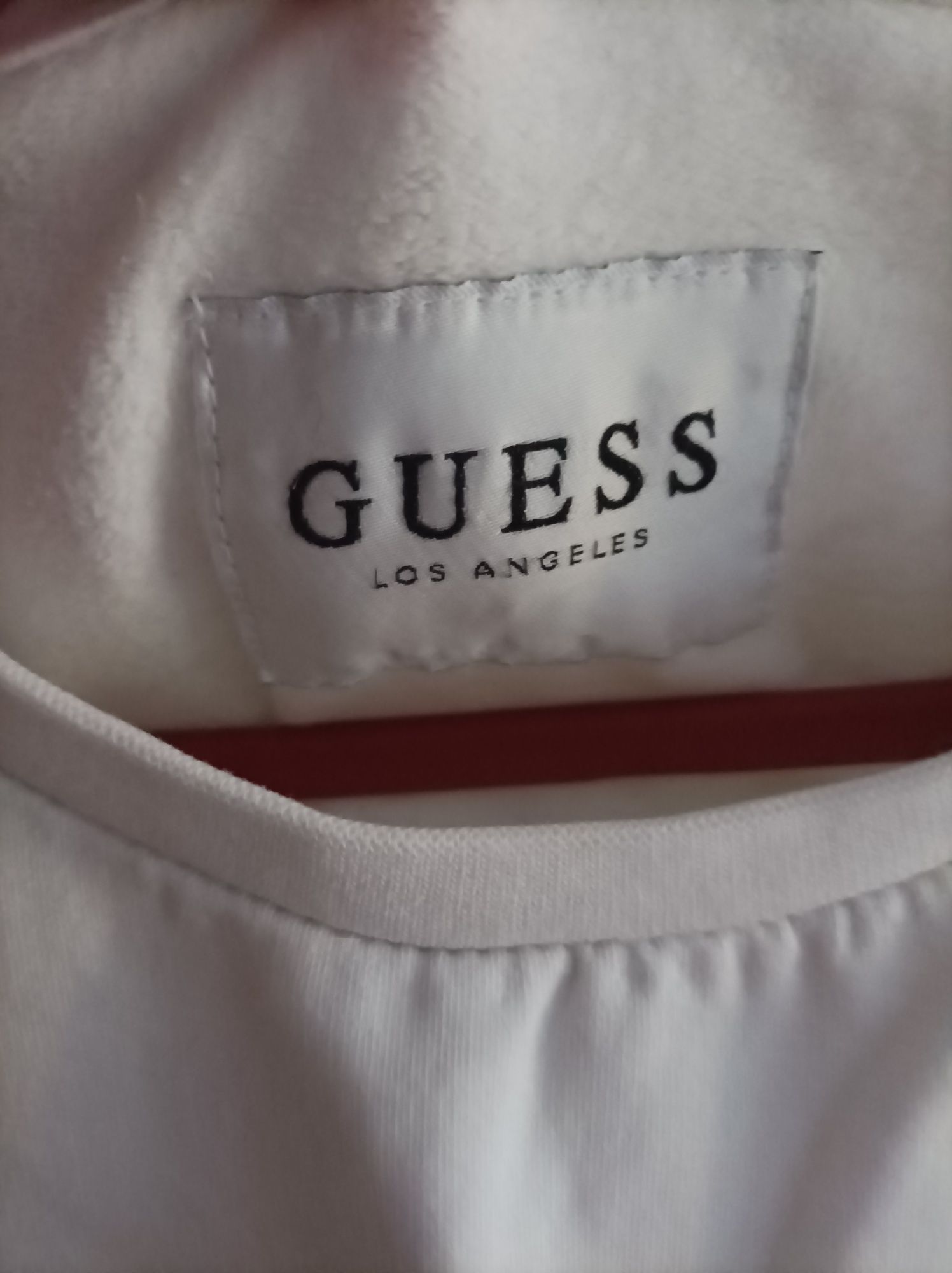 Biała bluza guess