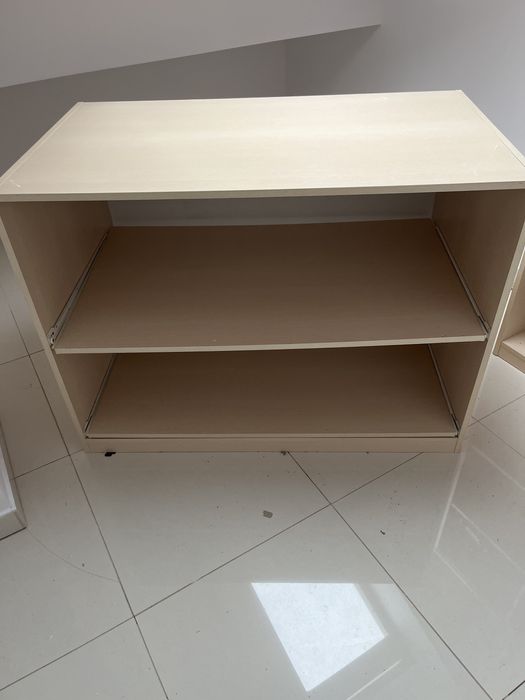 Regał z wysuwanymi półkami