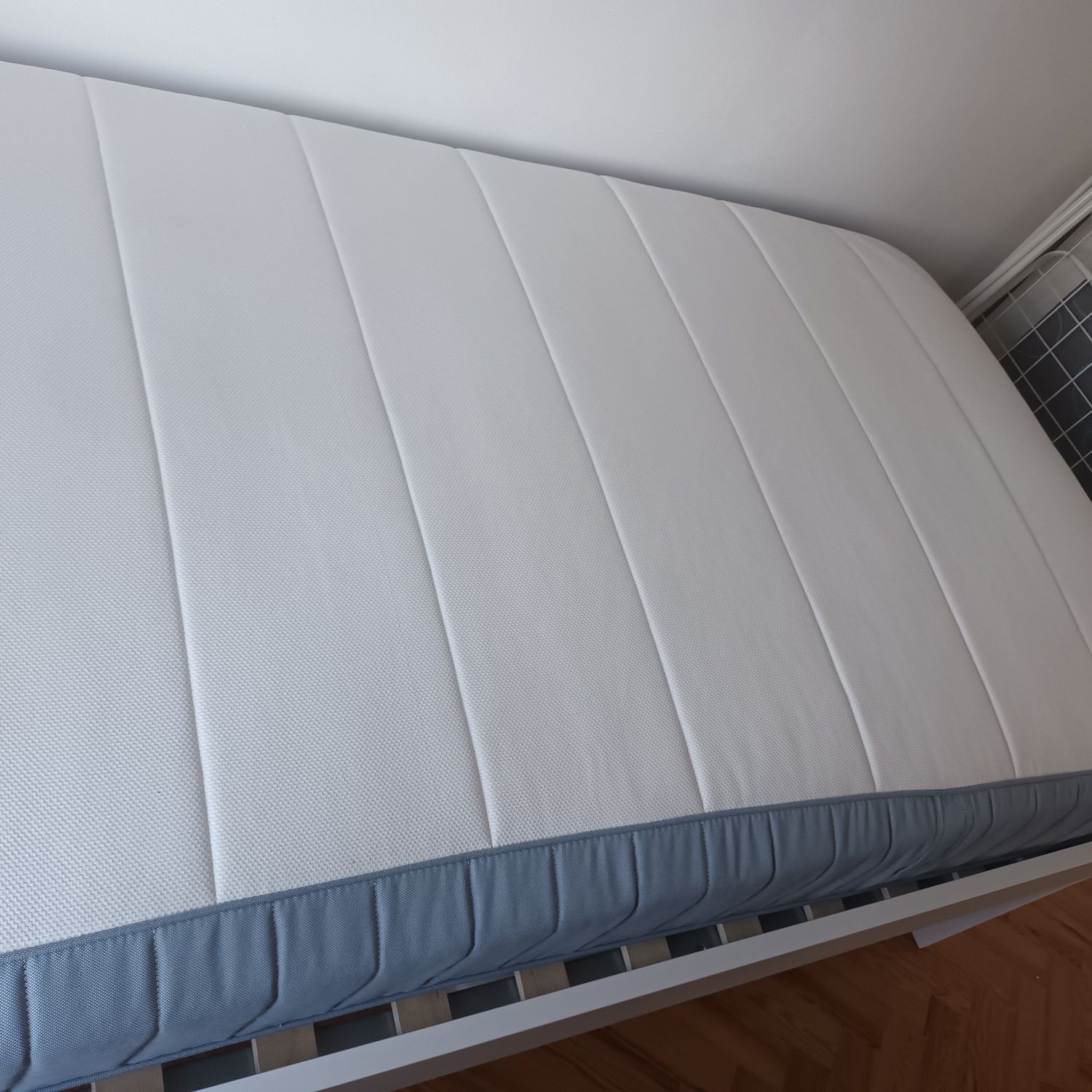 Conjunto cama e colchão solteiro