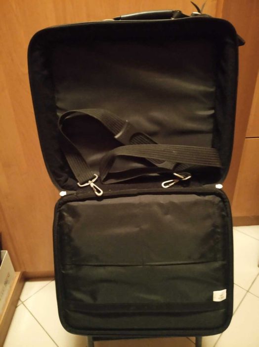 Сумка дорожня - шкіряна - містка - з ременем