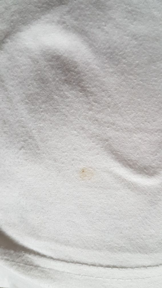 Biały T-shirt z dekoltem w serek z napisem