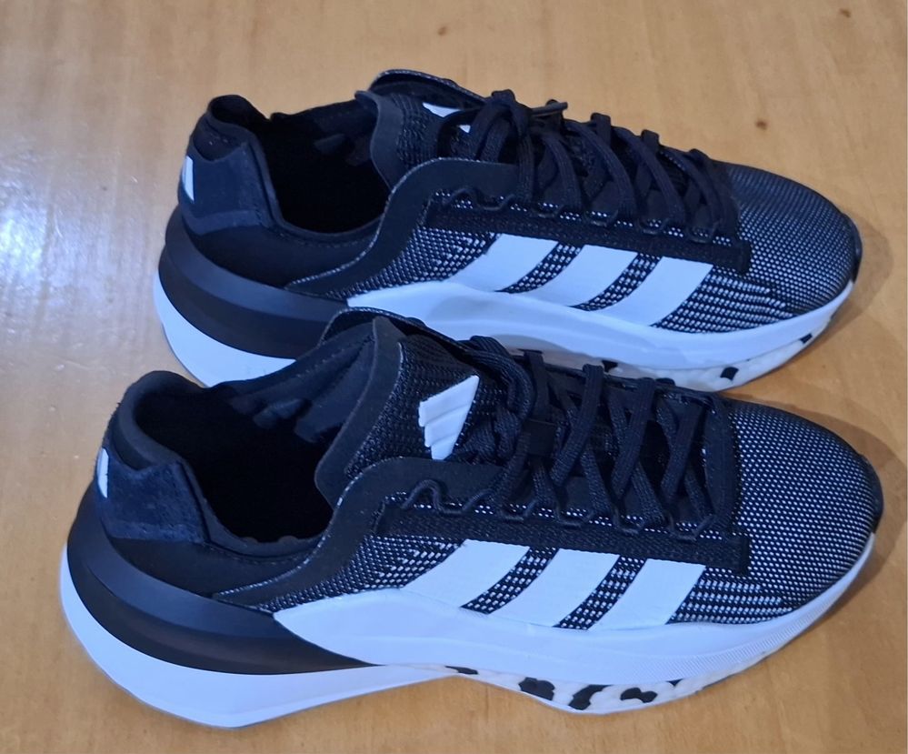 Sapatilhas Adidas Avryn_X