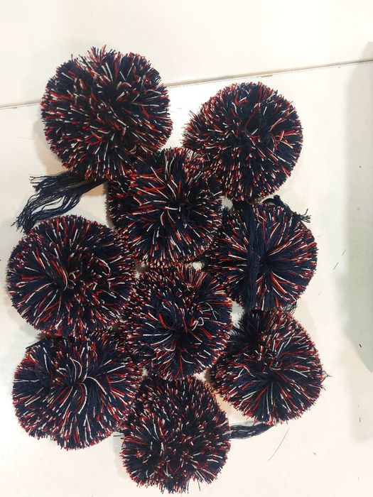 pompony włóczkowe różne kolory i wielkości producent Rumia