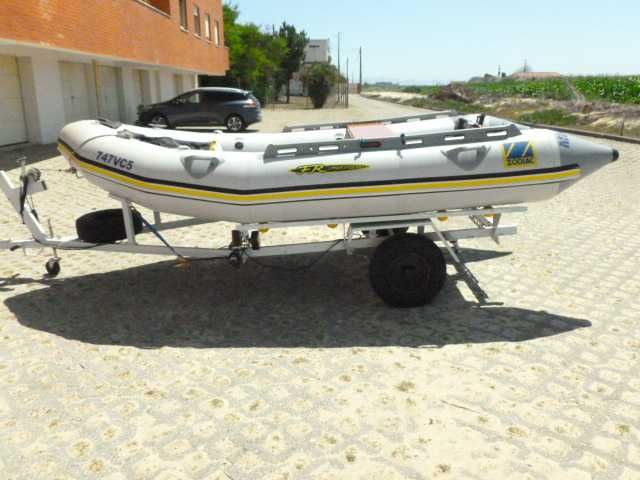 Barco pneumático Zodiac com motor e atrelado
