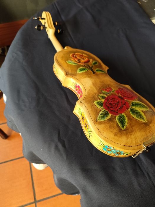 Violino de grande qualidade e decoração a óleo!