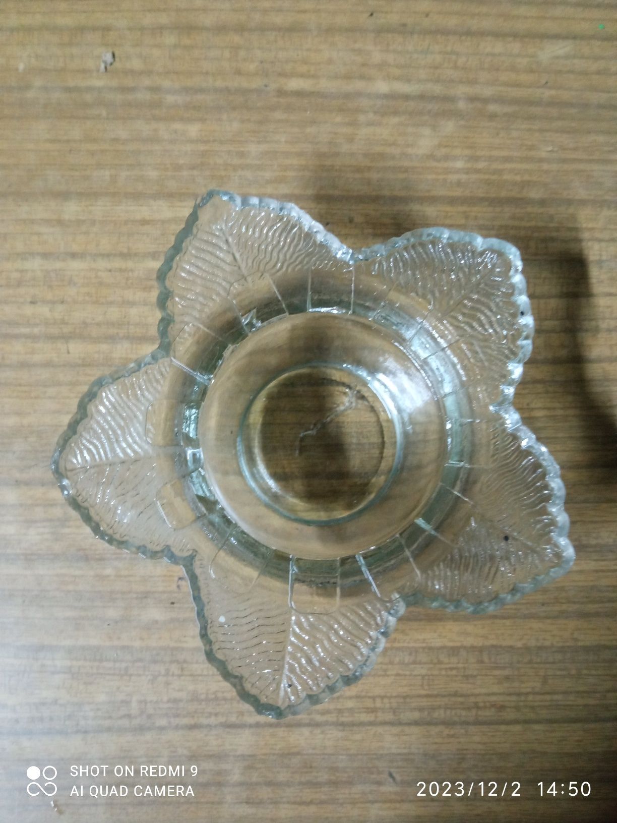 Świecznik szklany w kształcie kwiatu