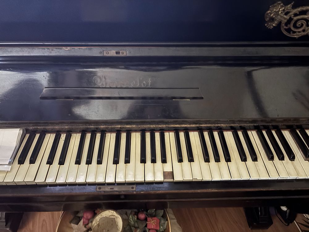 Piano Boisselof antigo