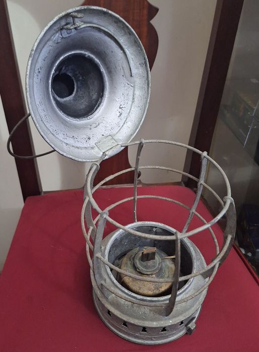 Lanterna antiga sem vidro