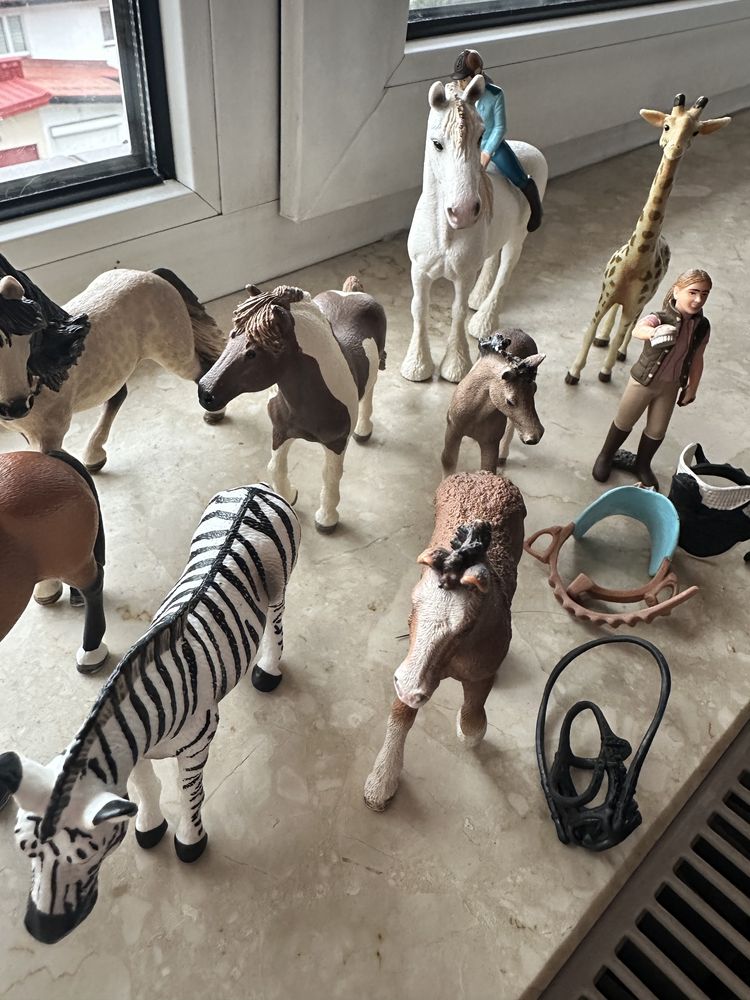 Schleich zestaw koni jeźdźcy i sprzęt