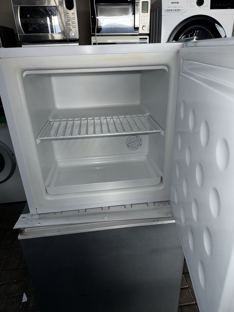 Zamrażarka  firmy Comfee model gb5048 kostka A+ 32 litry