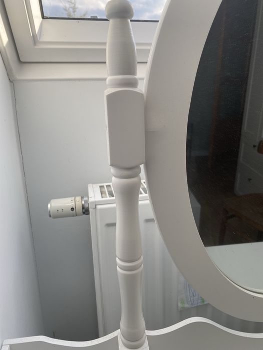 Biała toaletka kosmetyczna z lustrem