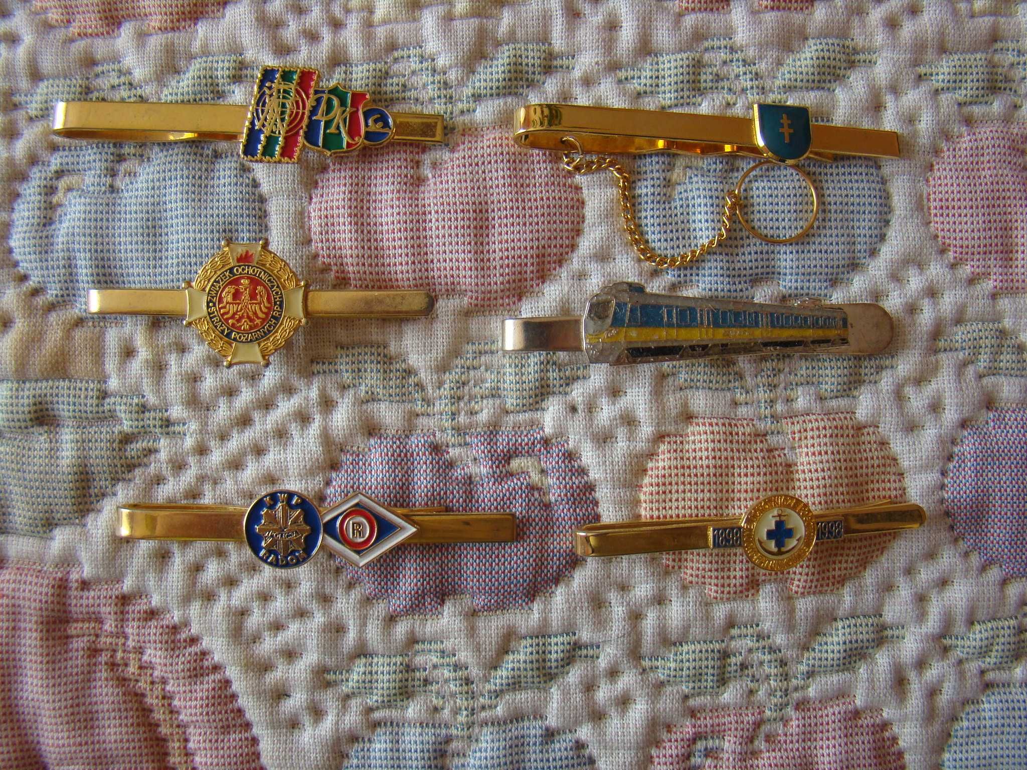 Odznaki na spinkach do krawatu - złocone z XXw.