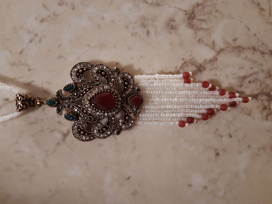 Elegante colar de estilo turco vintage pedras vermelhas e brilhantes