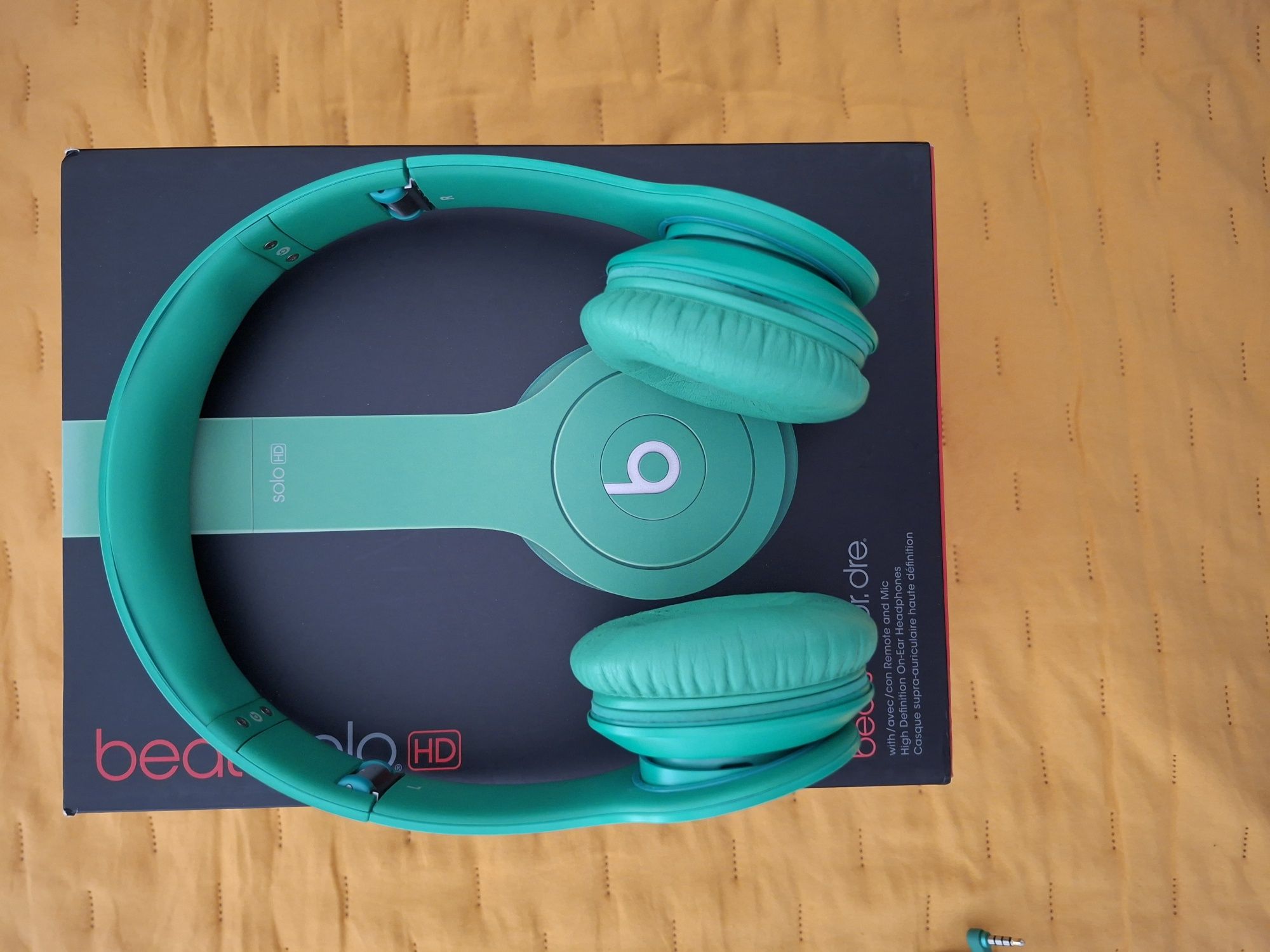 Beats solo HD verdes com todos os acessorios