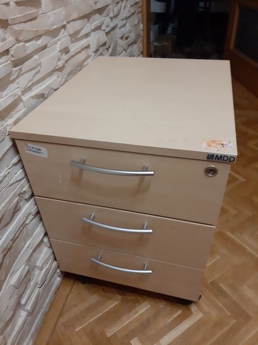 Biurowa szafka na kółkach