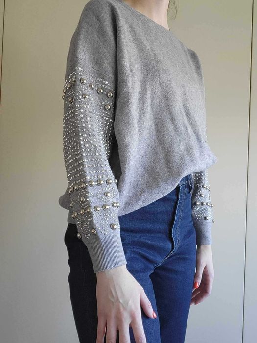 Sweat Cinza com Tachas nas Mangas