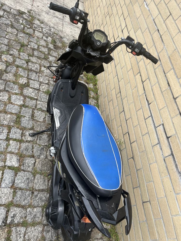 Moto eletrica faz 10 km e tem que por pra carregar