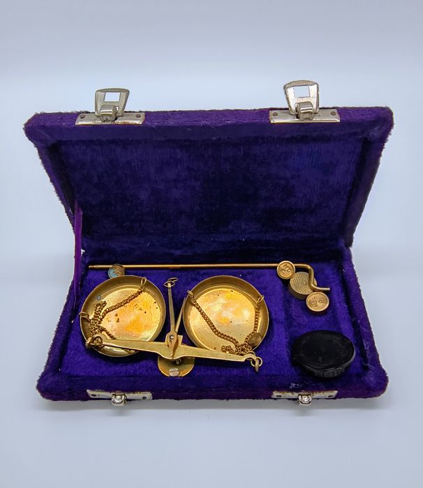 Stara, składana waga jubilerska.