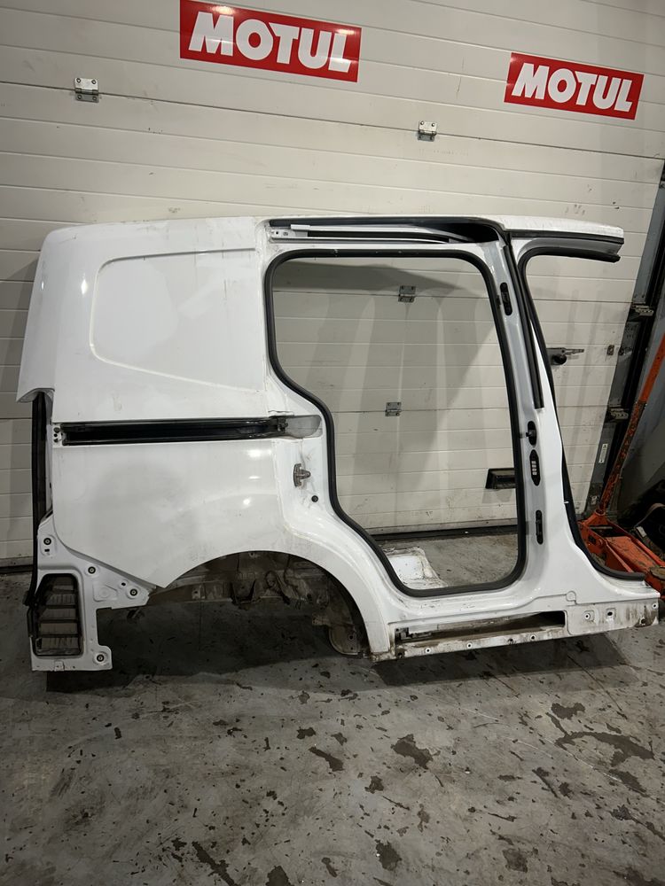 Ford Transit Courier bok blotnik prawy tył