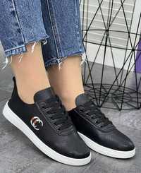 Жіночі кросівки чорного кольору