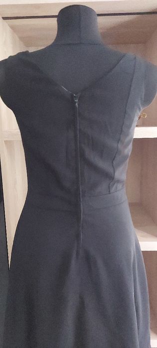 Orsay Czarna rozkloszowana sukienka Rozm.36