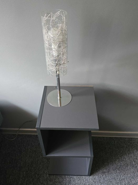 Szafka nocna z lampką