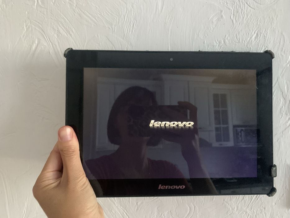 Планшет Lenovo з чохлом і зарядкою