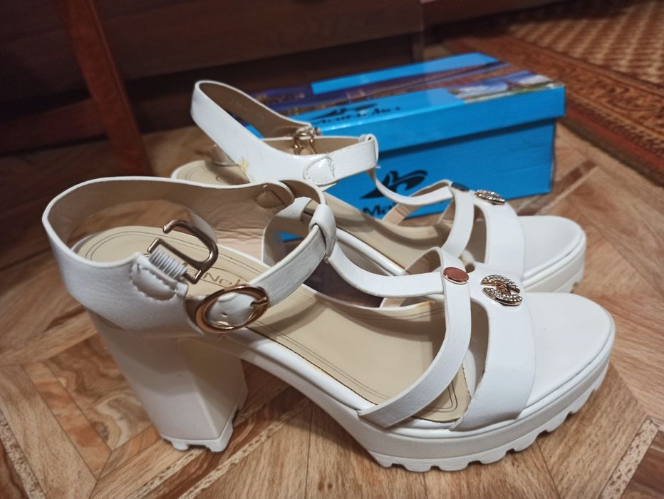 Женская обувь, босоножки на каблуке