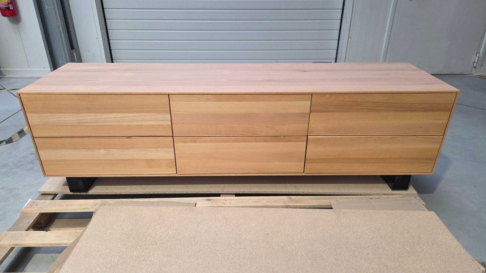 Komoda z drewna litego marki TheBEDS.