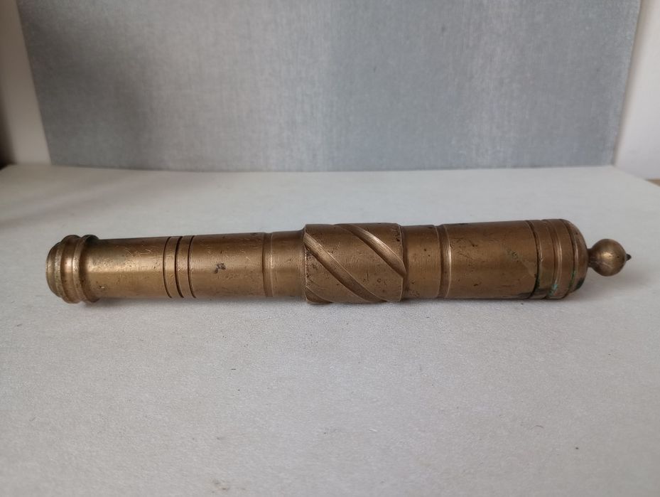 Mosiężne małe działko. Lufa armatnia