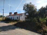 Casa de rés-do-chão, localizada em aldeia do concelho de Gavião.