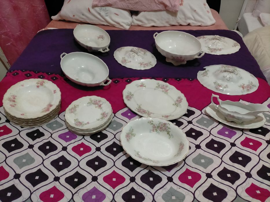 Serviço pintado há mao com contorno em ouro , com 120anos