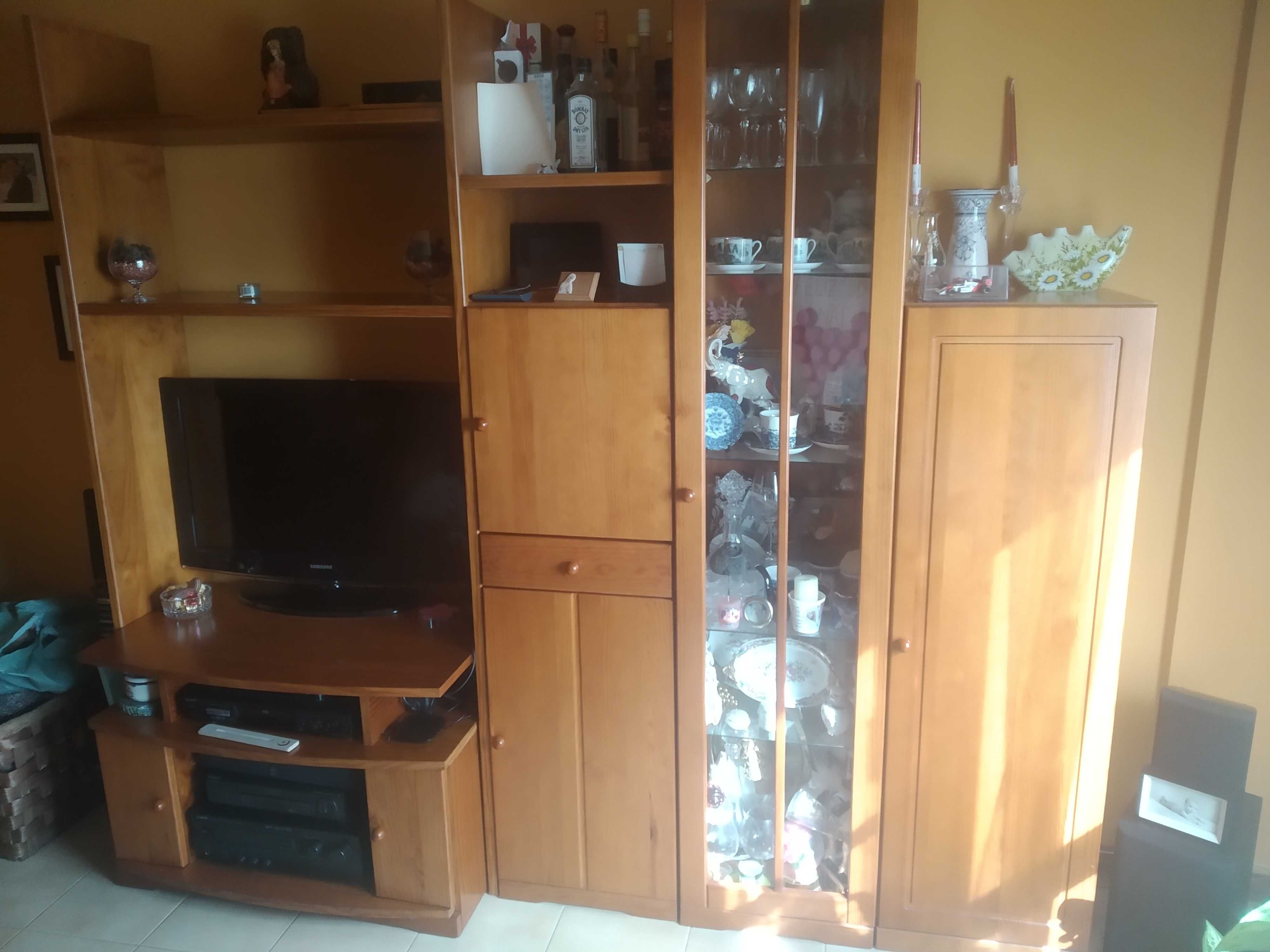 Móvel de Sala em pinho mel