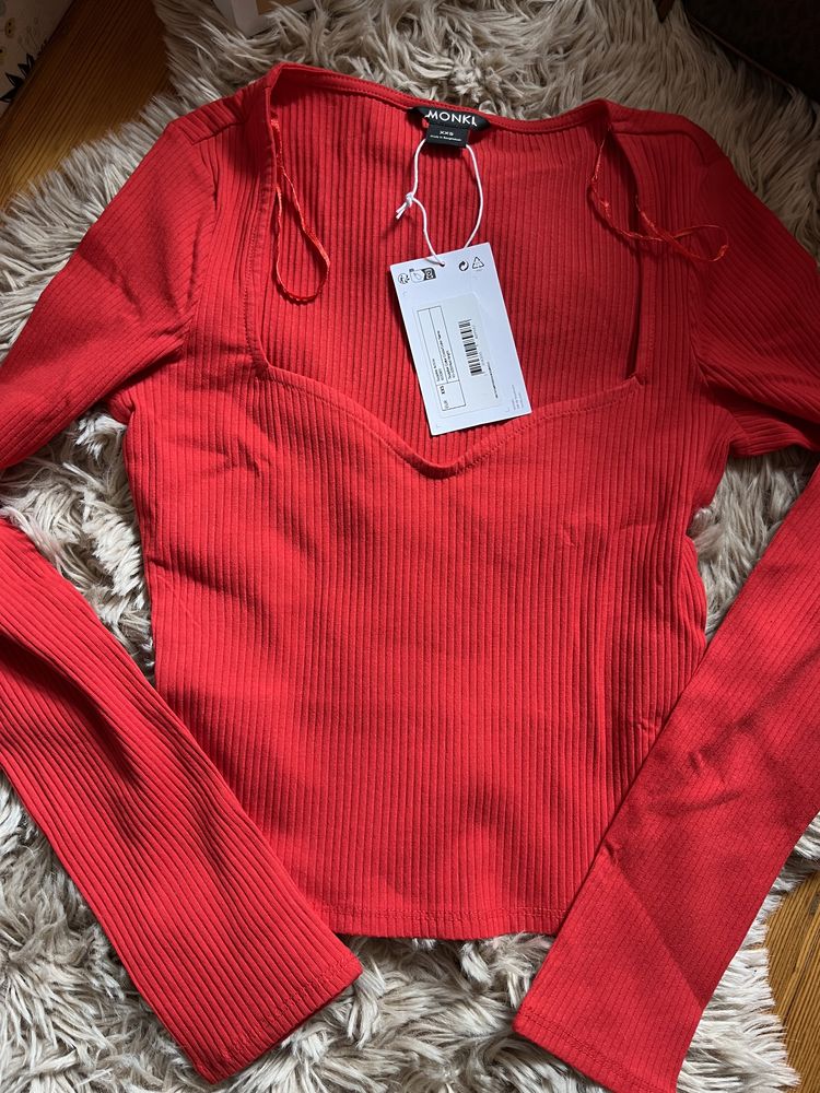 Monki czerwona prążkowana bluzka z dekoltem crop top supplier czerwona