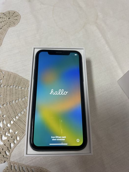 iPhone 11, inclui caixa e carregador.