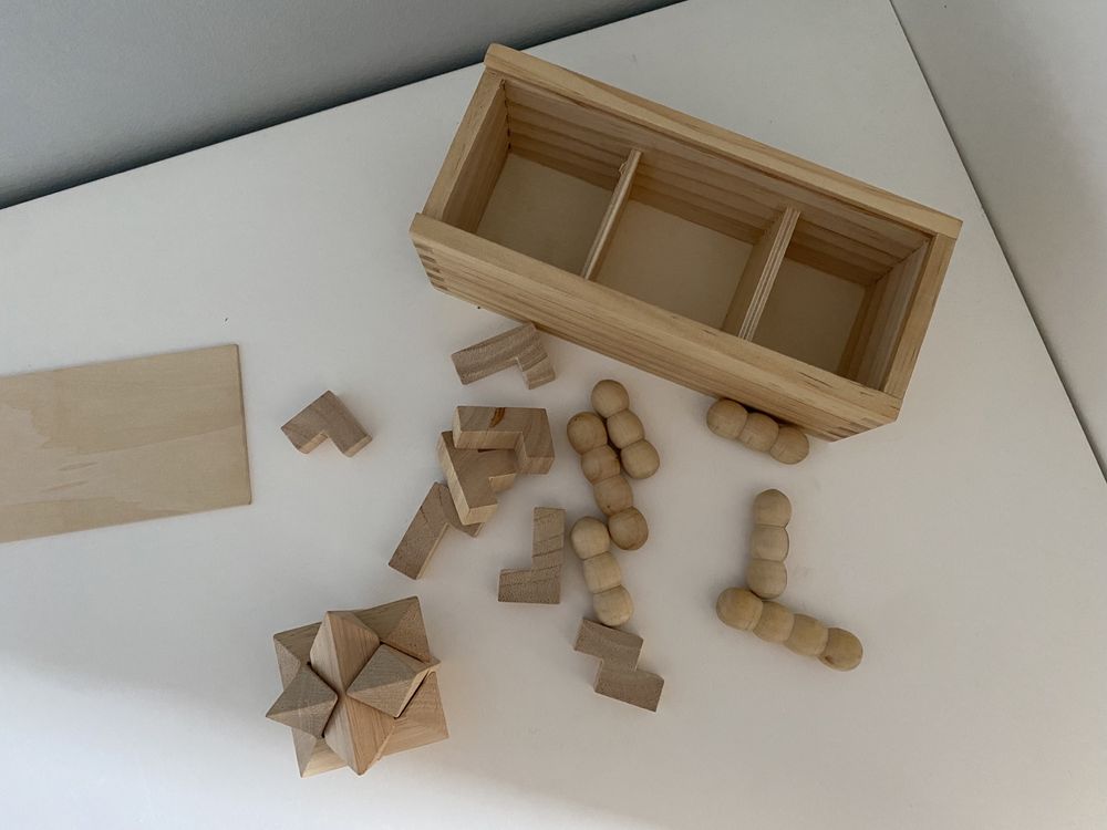 Zestaw układanek logicznych w drewnianym pudełku