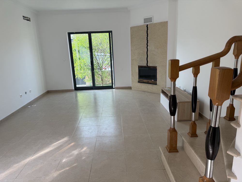 Moradia T3 com garagem na Quinta do Conde (Boa agua I)
