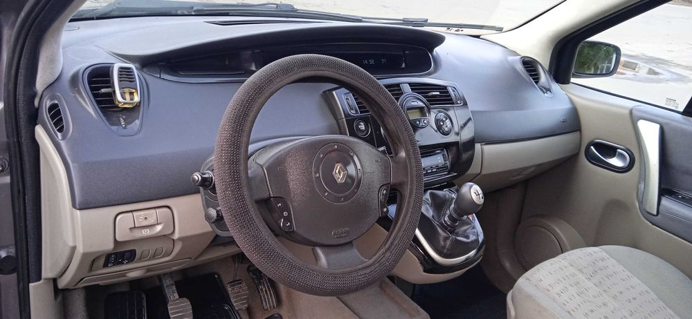 Мінівен Renault Scenic 2005 року. Двигун 1,5 DCI